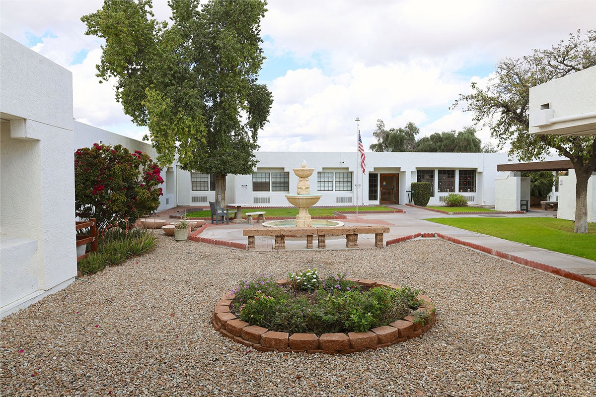 apache junction healthcare center courtyard with green grass and fountain
